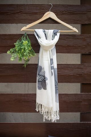 Luxuriously soft stole in white with large, grey flowers